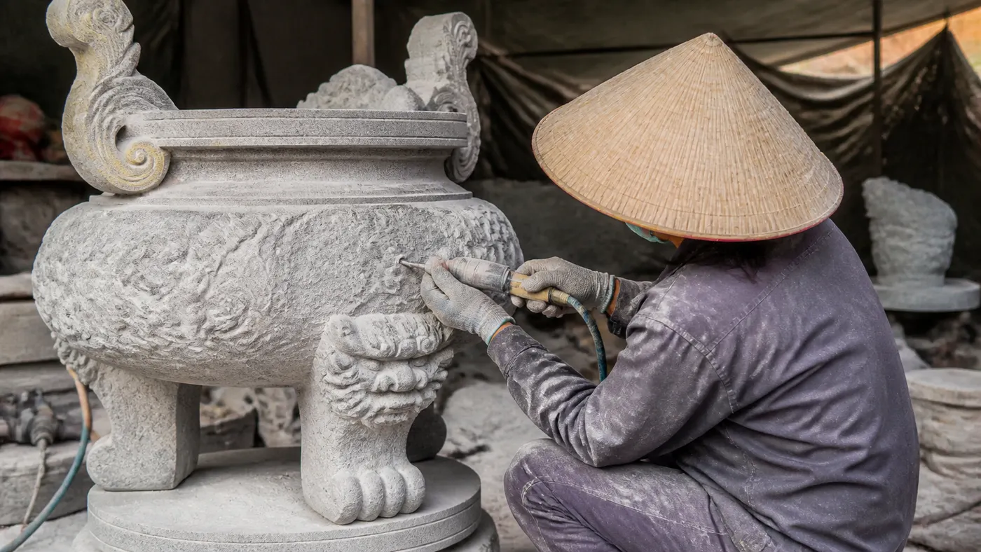 Nghệ nhân chạm khắc lư hương đá tự nhiên