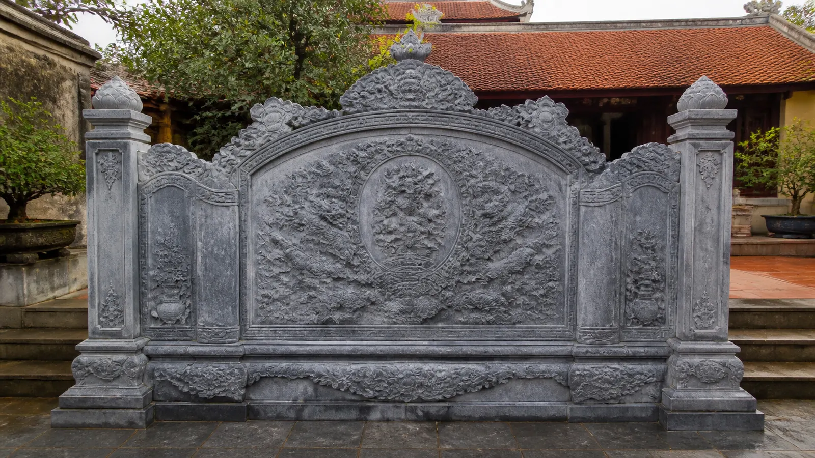 cuốn thư đá rộng 3 m tại nhà thờ họ