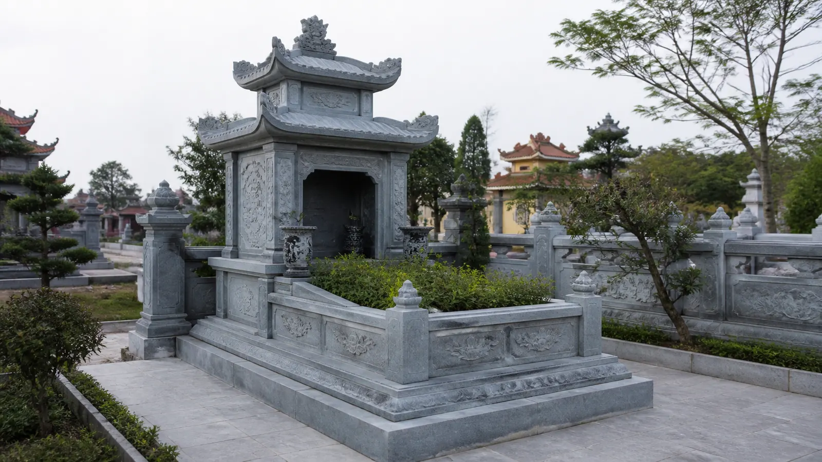 Dáng mộ đá hai mái cân đối trong khu mộ gia đình
